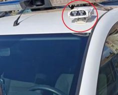 Un nou aparat a fost montat pe mașinile Poliției. Scanează numerele de înmatriculare și verifică ITP-ul și RCA-ul pe loc