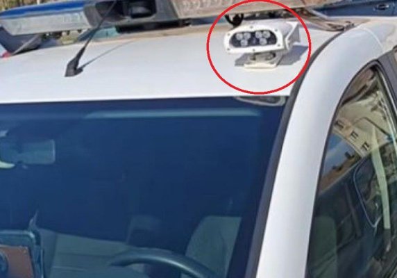 Un nou aparat a fost montat pe mașinile Poliției. Scanează numerele de înmatriculare și verifică ITP-ul și RCA-ul pe loc