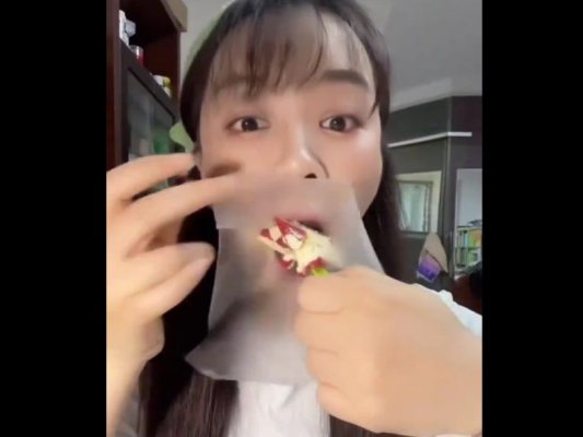 Un nou trend bizar face ravagii pe rețelele sociale, promițând o metodă de a păcăli foamea. Video