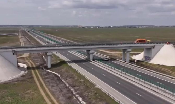 Cum se aruncă banii pe proiecte inutile în România: Un milion de euro, pentru un pod care leagă două câmpuri
