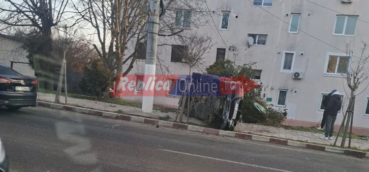Accident spectaculos cu o mașină răsturnată în centrul orașului Ovidiu. Video