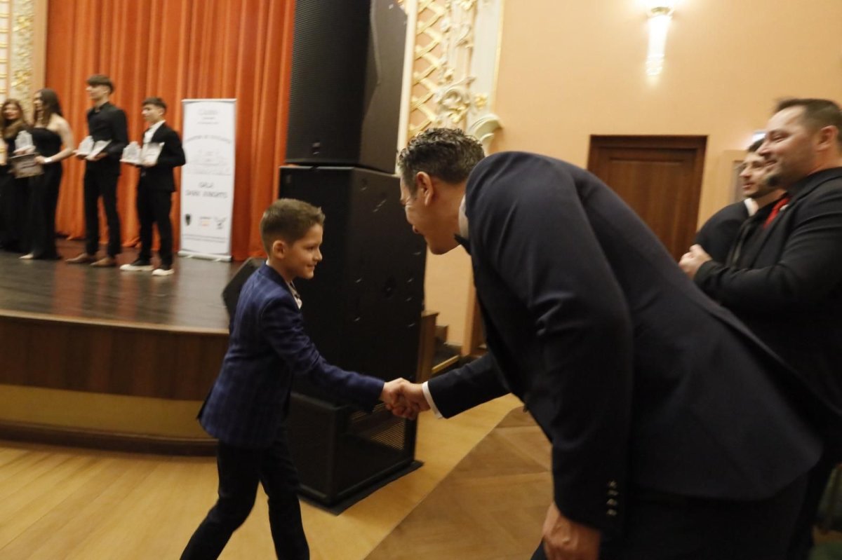 37 de tineri premiati la Gala Excelentei organizata de Asociatia Dark Knights la Cazinoul din Constanta 37 de tineri premiati la Gala Excelentei organizata de Asociatia Dark Knights la Cazinoul din Constanta