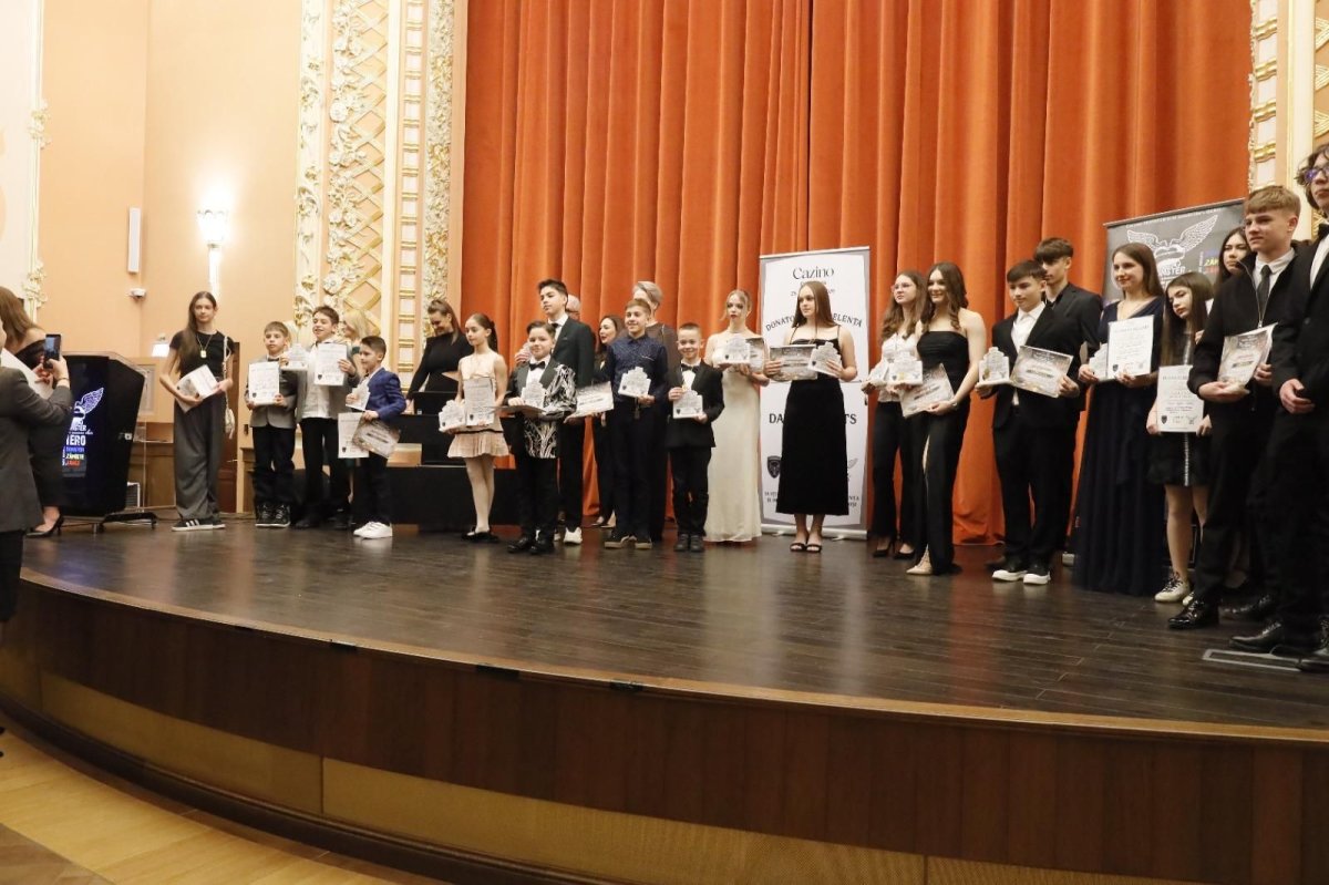 37 de tineri premiati la Gala Excelentei organizata de Asociatia Dark Knights la Cazinoul din Constanta 37 de tineri premiati la Gala Excelentei organizata de Asociatia Dark Knights la Cazinoul din Constanta