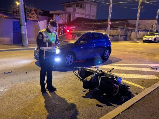 Coliziune între un autoturism și un scuter, la intersecția străzilor Andrei Mureșanu cu Steagului