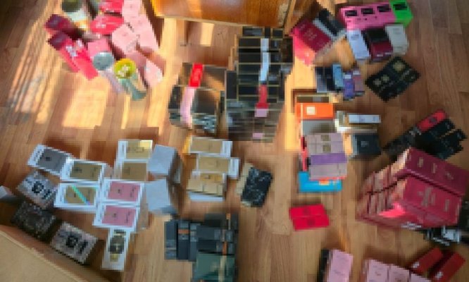 Polițiștii de frontieră constănțeni au descoperit haine și parfumuri în valoare de 270.000 de lei