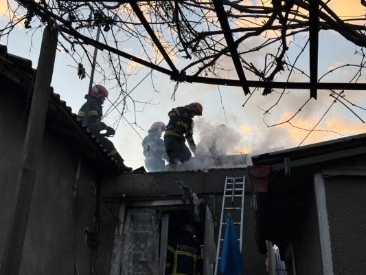 Incendiu la o casă din municipiul Tulcea. Pompierii au fost alertați de vecini. Video