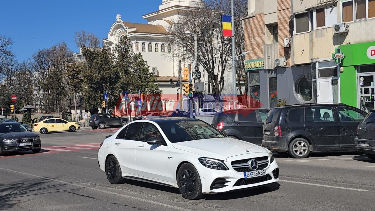 Sens unic sau...nonsens ? Semaforul de pe Bd. Tomis a devenit un monument al nostalgiei constantene. Video Sens unic sau...nonsens ? Semaforul de pe Bd. Tomis a devenit un monument al nostalgiei constantene. Video