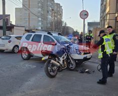 Accident rutier între un autoturism și o motocicletă, la intersecția străzilor Baba Novac și Andrei Mureșan. Video