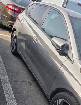 Atenție! Au început să fie vandalizate mașinile parcate în zona cafenelelor din Portul Tomis 