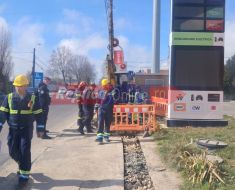 Alertă pe bdul. IC Brătianu! Mai mulți ”Dorei” care efectuau lucrări la carosabil au spart o conductă de gaze. Video