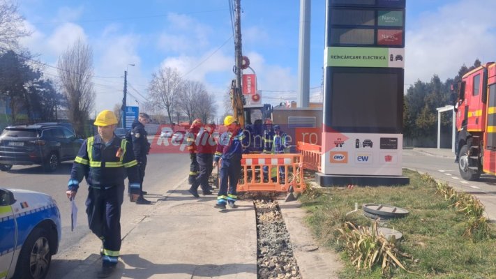 Alertă pe bdul. IC Brătianu! Mai mulți ”Dorei” care efectuau lucrări la carosabil au spart o conductă de gaze. Video