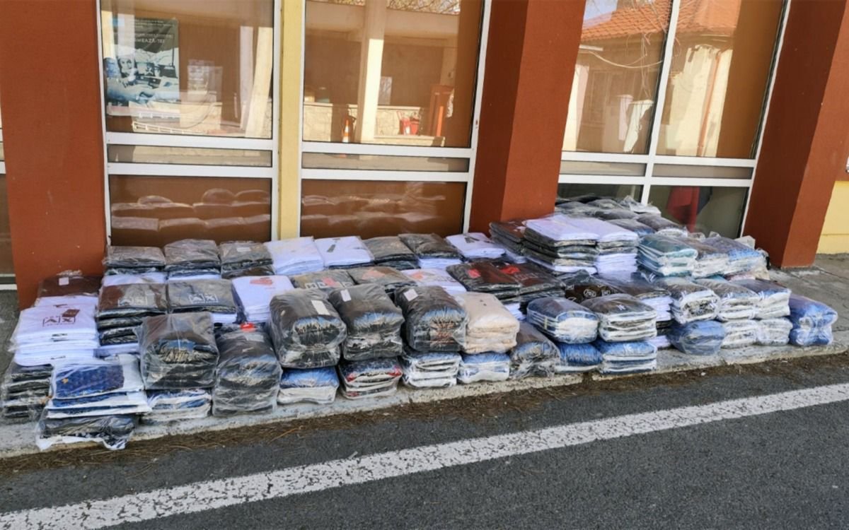 Un sofer din Constanta a fost prins cu 1.900 de articole de imbracaminte contrafacute. Video