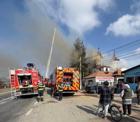 Incendiu puternic în timpul slujbei la o biserică, monument istoric. Video