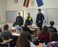 Mai mulți polițiști i-au educat pe elevi despre efectele bullying-ului în școli