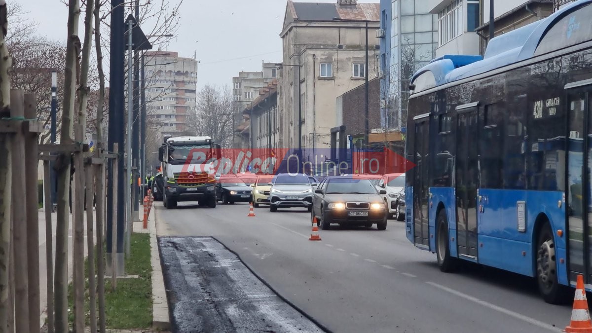 Olimpiada de injuraturi pe strada Mircea cel Batran, dupa ce o serie de lucrari au facut traficul un calvar. Video Olimpiada de injuraturi pe strada Mircea cel Batran, dupa ce o serie de lucrari au facut traficul un calvar. Video
