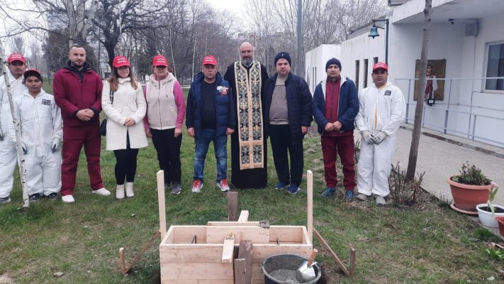 Asociaţia „Suflete deschise“ a pus piatra de temelie a unei troițe, care va fi înălţată de Paşte, în Parcul Gării
