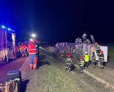 Plan roșu de intervenție! Un autocar s-a răsturnat, pe E 581. O victimă a fost proiectată în afara mașinii și strivită. Video