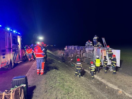 Plan roșu de intervenție! Un autocar s-a răsturnat, pe E 581. O victimă a fost proiectată în afara mașinii și strivită. Video