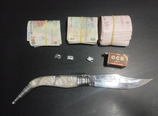 Un bărbat din Mangalia a fost prins de polițiști având substanțe psihoactive și 8.400 de lei