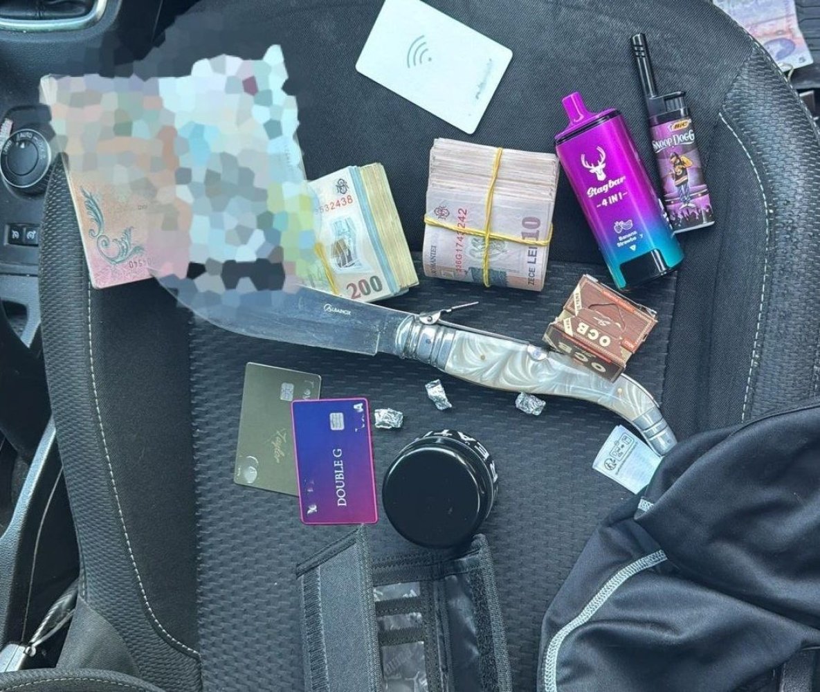 Un barbat din Mangalia a fost prins de politisti avand substante psihoactive si 8.400 de lei