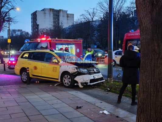Coliziune între 2 autoturisme, pe bulevardul Lăpușneanu. O persoană a fost rănită. Video