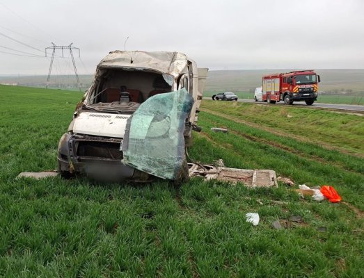 Accident grav la Sibioara. Un autoturism s-a răsturnat în afara părții carosabile 