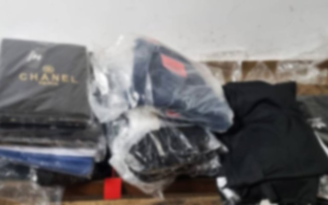 Polițiștii de frontieră au confiscat haine contrafăcute,  în valoare de 30.000 de lei, la Mangalia