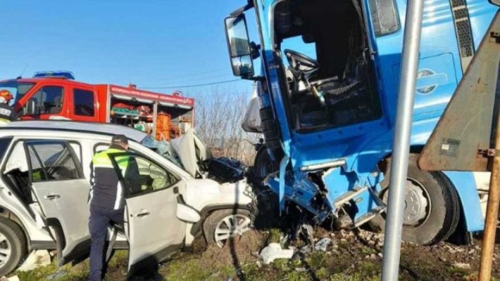 Două femei au murit şi un bărbat a fost rănit, după o coliziune între un autoturism şi un TIR