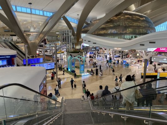 Mai mulți constănțeni au rămas blocați în aeroportul din Abu Dhabi, din cauza războiului din Iran
