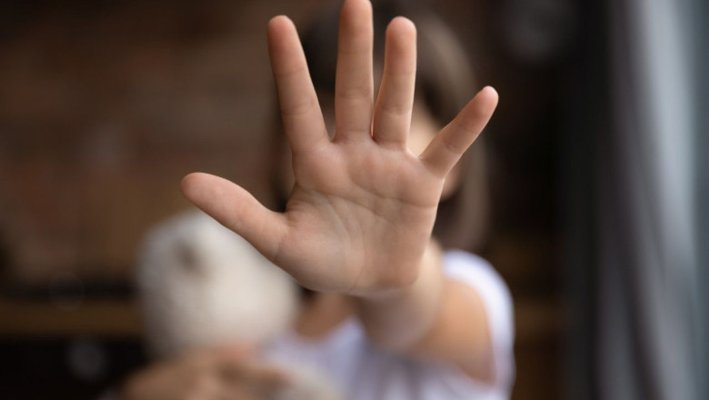 Doi minori, de 2 și 4 ani, au fost găsiți legați de calorifer cu o frânghie, într-o locuință