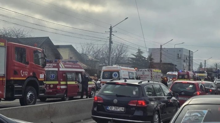 Accident grav între un microbuz și un autocamion în Dâmbovița