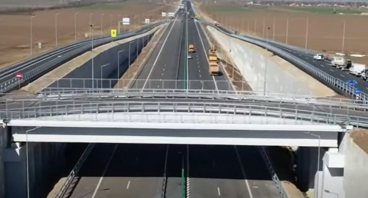 Stadiul fizic al lucrărilor pe sectorul Adjud - Răcăciuni al A7 a depăşit 90%, iar circulaţia va fi deschisă până la finalul lunii august. Video