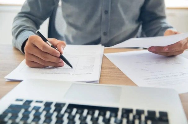 Administratorul mai multor asociații de proprietari a fost trimis în judecată, după ce a furat 7 ani din banii gestionați