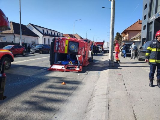 Autospecială SMURD aflată în misiune, cu şase persoane la bord, implicată într-un accident