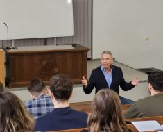 Fostul vicepremier șpăgar Dragoș Anastasiu predă lecții de business studenților