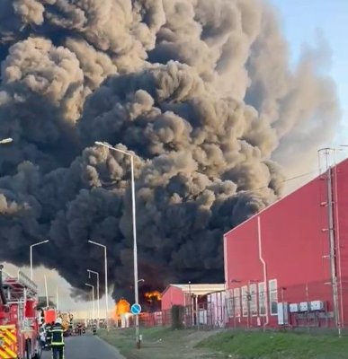 Incendiu la o fabrică de polistiren din municipiul Arad, cu degajări mari de fum. Video