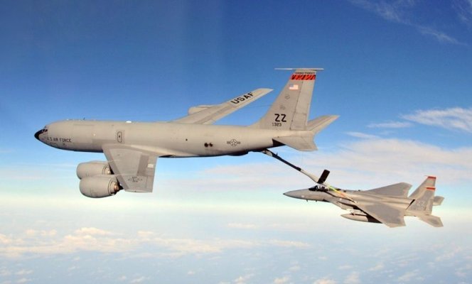 Un avion american de realimentare cu carburant în zbor de tip Boeing KC-135 ”Stratotanker” s-a prăbuşit în vestul Irakului
