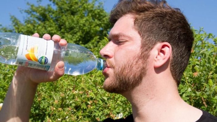 De ce sticla ta de apă reutilizabilă poate fi un focar de bacterii