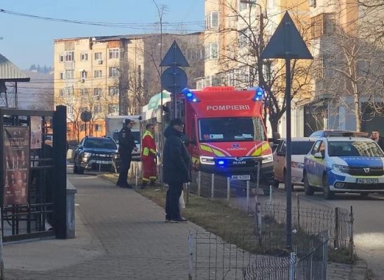 Un bărbat a fost înjunghiat în curtea unei biserici de un tânăr venit… la cerșit 