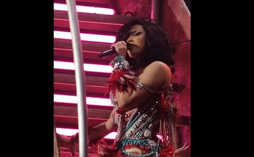 Cardi B, cu masca de oxigen pe scena! Fanii s-au temut pentru viata ei! Imaginile cu momentul