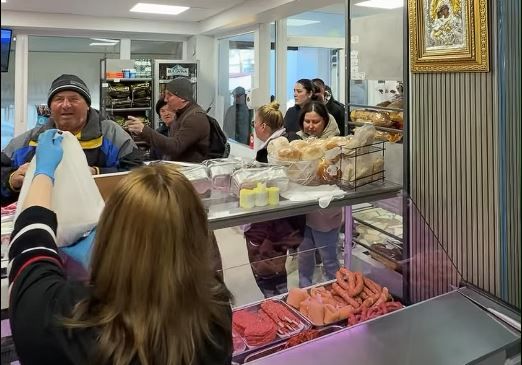 Constantenii s-au trezit cu noaptea-n cap ca sa prinda cativa mici si un kil de carne gratis. Video