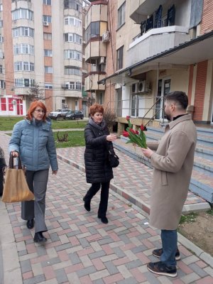 Viceprimarul cu atribuții de primar din Cernavodă, Cătălin Marian Apostol, a oferit flori de 1 martie