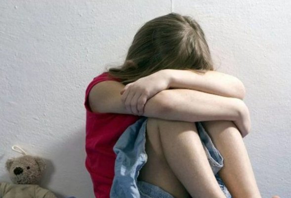 O fetiță de 9 ani, ținută nemâncată și bătută zilnic, a sărit pe geam pentru a scăpa de mamă și concubinul acesteia