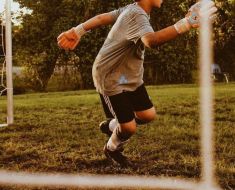 Un băiat de 13 ani a fost rănit grav, după ce o poartă de fotbal a căzut peste el