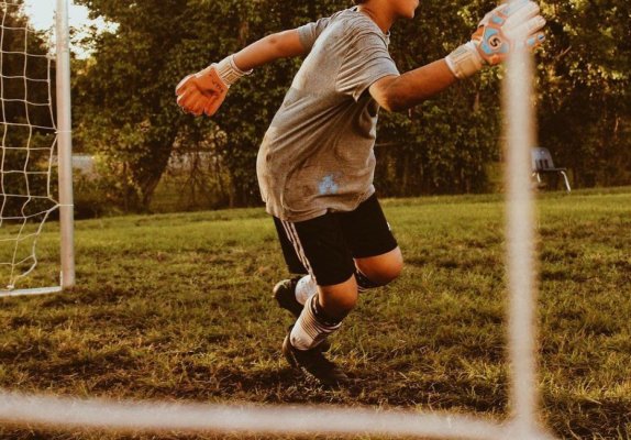 Un băiat de 13 ani a fost rănit grav, după ce o poartă de fotbal a căzut peste el