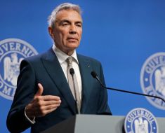 Un fost vicepremier îi atacă pe politicienii care negociază formarea Guvernului Un fost vicepremier îi atacă pe politicienii care negociază formarea Guvernului