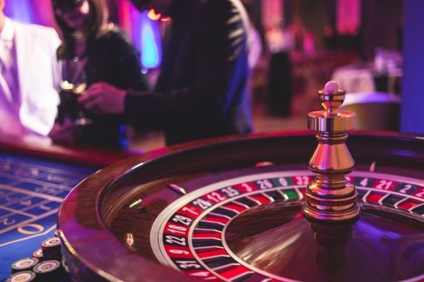 Ruleta online vs. fizică: diferențe între mese și mod de interacțiune