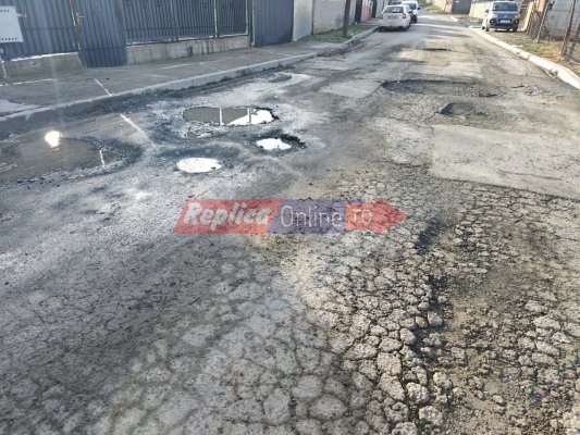 Șoferii din Cumpăna fac slalom printre gropile apărute peste noapte pe șoselele comunei. Video