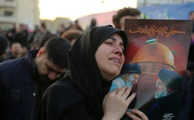 Mii de femei îl plâng pe Ali Khamenei, deși ele au fost principalele victime ale regimului