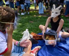 Adolescenți care se identifică drept animale se întâlnesc în parcuri. „Am momente când îmi place să fiu câine“